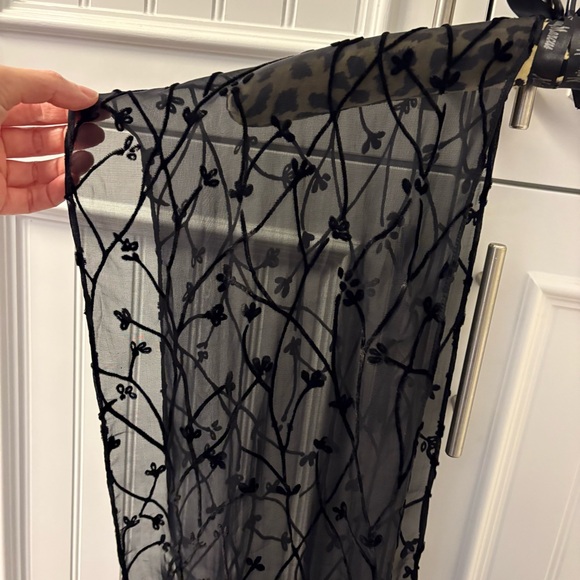 Giorgio Beverly Hills Dressy Scarf with feathering detail - Picture 3 of 9